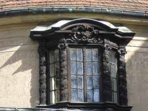 Geschnitztes hölzernes Erkerfenster Schloss