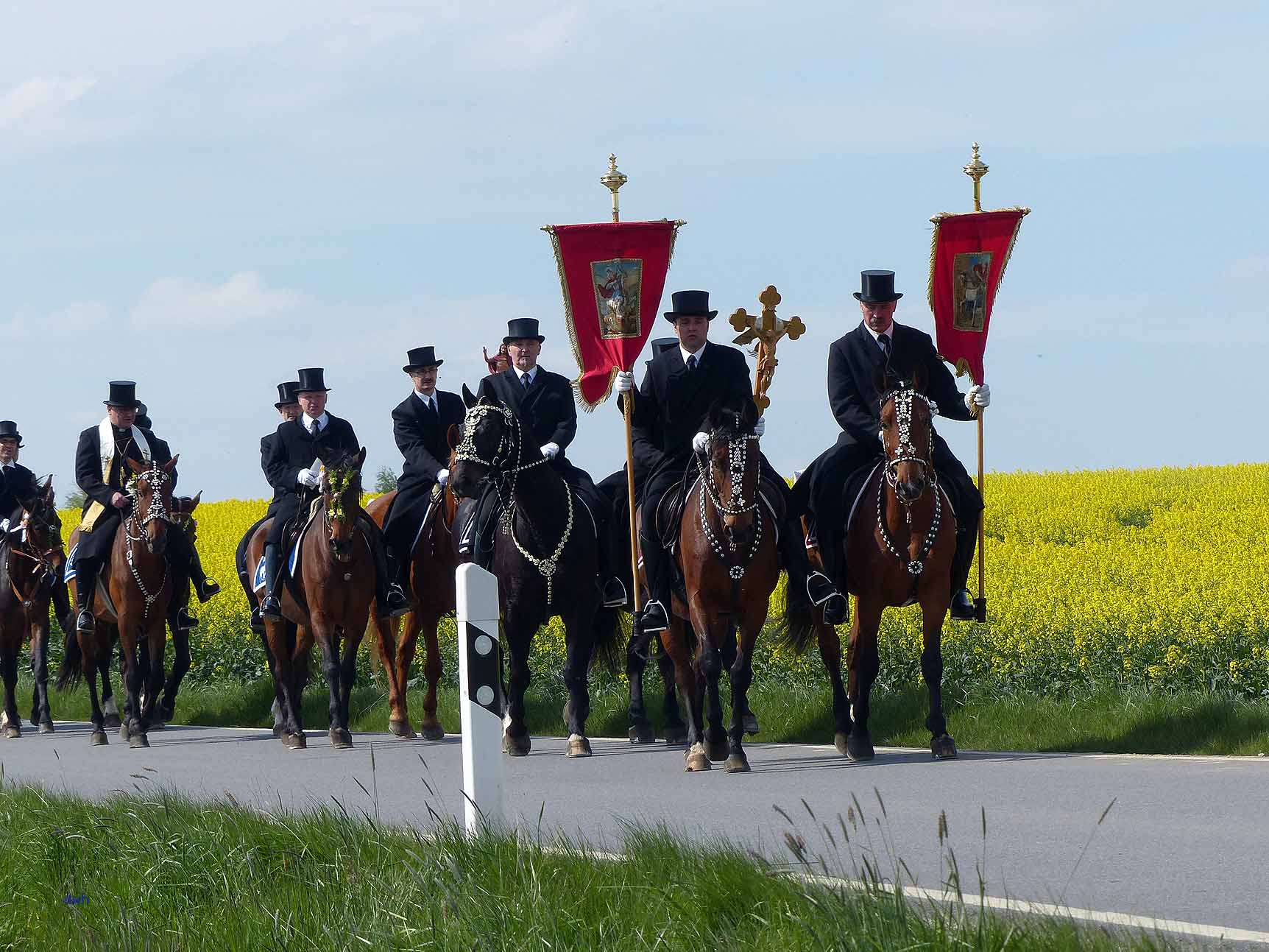 Würdevoll reiten die Osterreiter von Rabitz nach Bornitz in Sachen, Foto: Weirauch