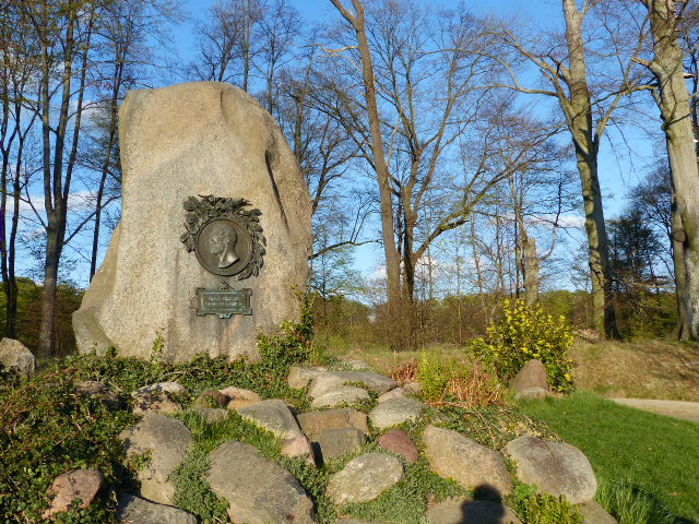Pückler-Gedenkstein im Schlosspark von Bad Muskau