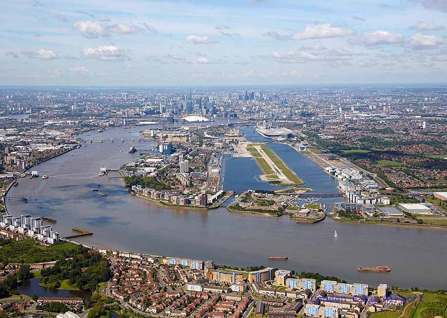 Eine 1,5 Kilometer lange und 30 Meter breite Landebahn zwischen zwei Hafenbecken. Foto: London City Airport