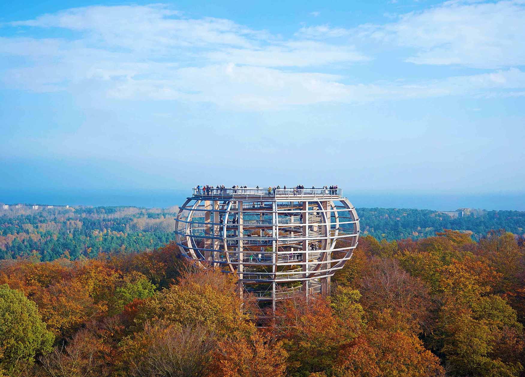 Baumwipfelpfad: Die Aussichtsplattform „Adlerhorst“ bietet einen tollen Ausblick über den bunten Herbstwald. Foto: Naturerbe Zentrum Rügen