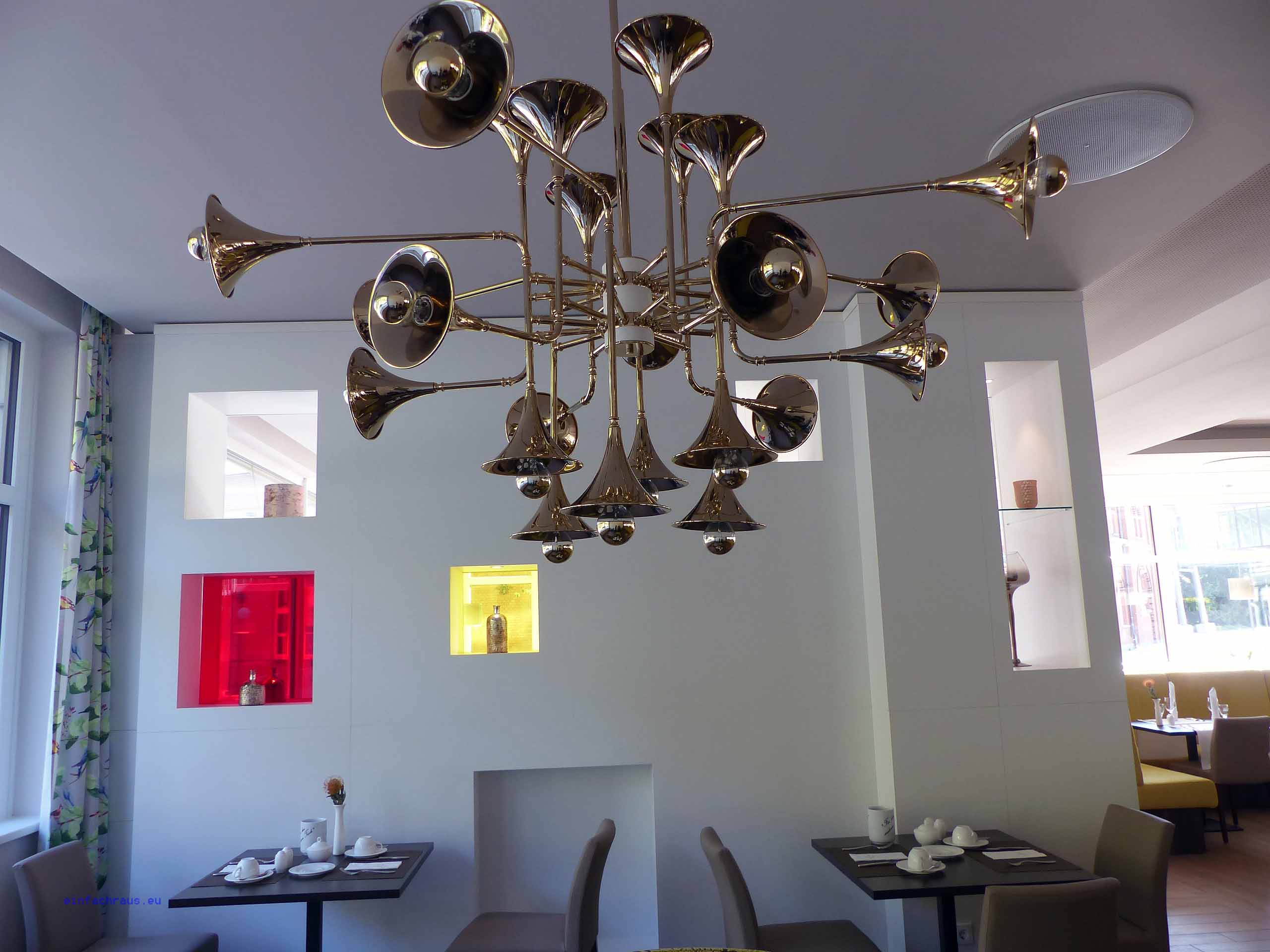 Originelle Deckenlampe im Restaurant des Hotel König Albert