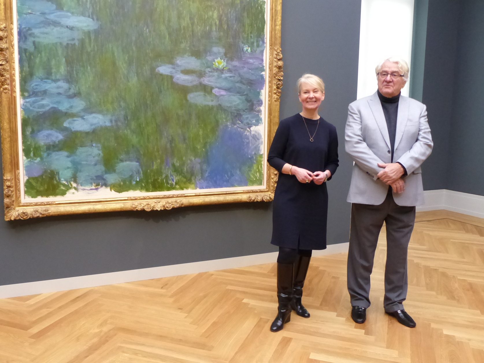 Dr. Ortrud Westheider und Mäzen Hasso Plattner vor Monets Seerosen, Foto: D.Weirauch Barberini