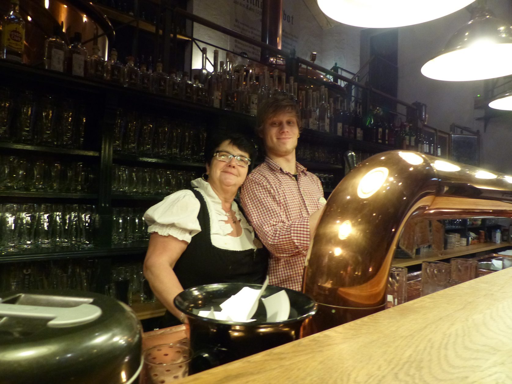 Carola und Marcell bedienen die Gäste im Brauhaus von Seinerzeit, Foto: D.Weirauch