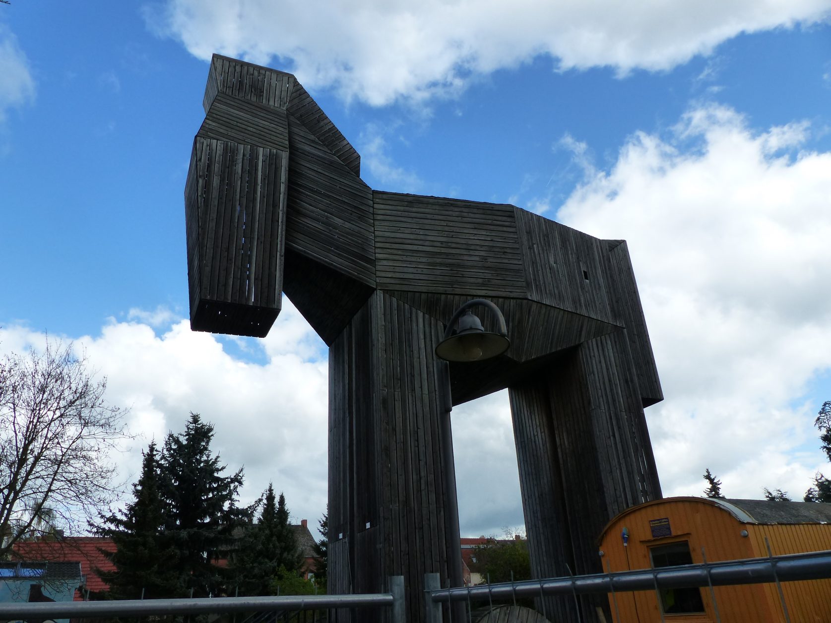 Das größte Trojanische Pferd der Welt ist begehbar und bietet einen Blick auf Stendal. Foto: D.Weirauch