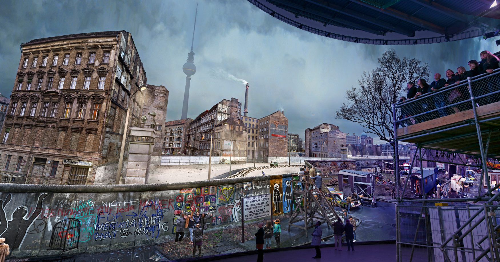 • Panorama DIE MAUER mit Besuchern auf der Plattform, Foto David Oliveira © asisi