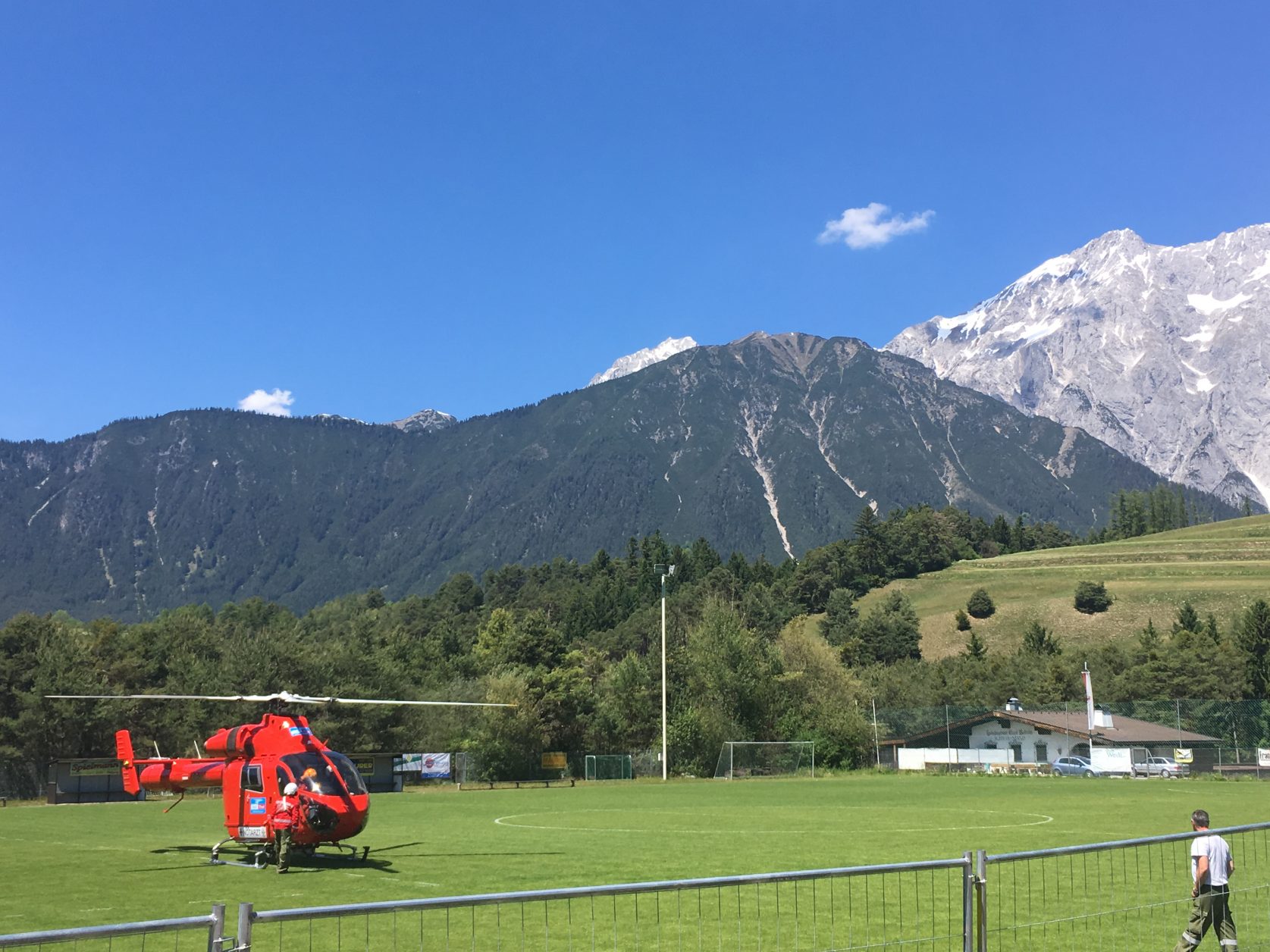 Landete zum Feuerwehrfest aufdem Mieminger Sonnneplateau, der hubschrauber Heli Tirol. Foto: D.Weirauch