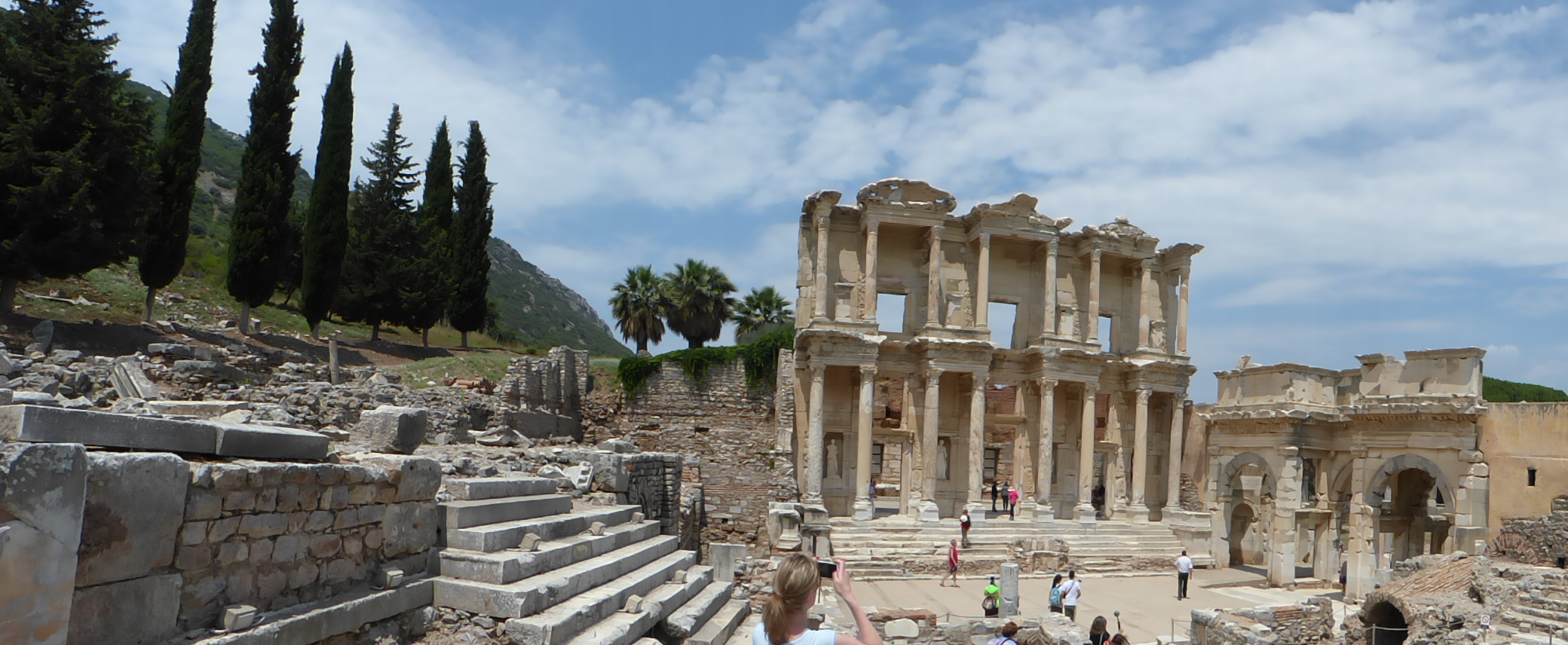 Die wiederaufgebaute Celsus-Bibliothek aus dem frühen 2. Jahrhundert n. Chr. .