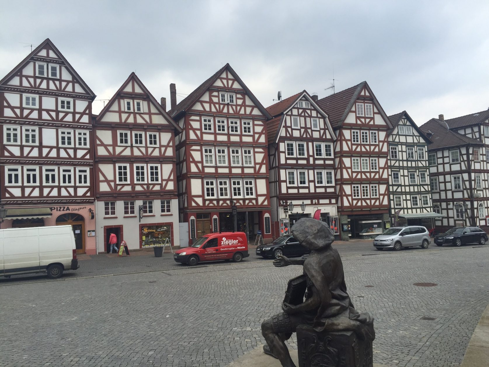 Jahrhundertealte Fachwerkhäuser gruppieren sich um die erste Reformationskirche Hessens auf dem romantischen Marktplatz.Foto: D.Weirauch