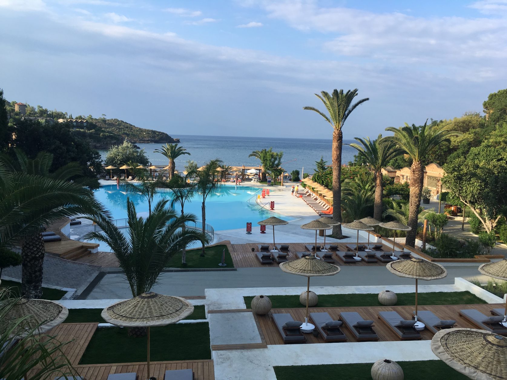 Blick vom Zimmer auf Pool und Mittelmeer