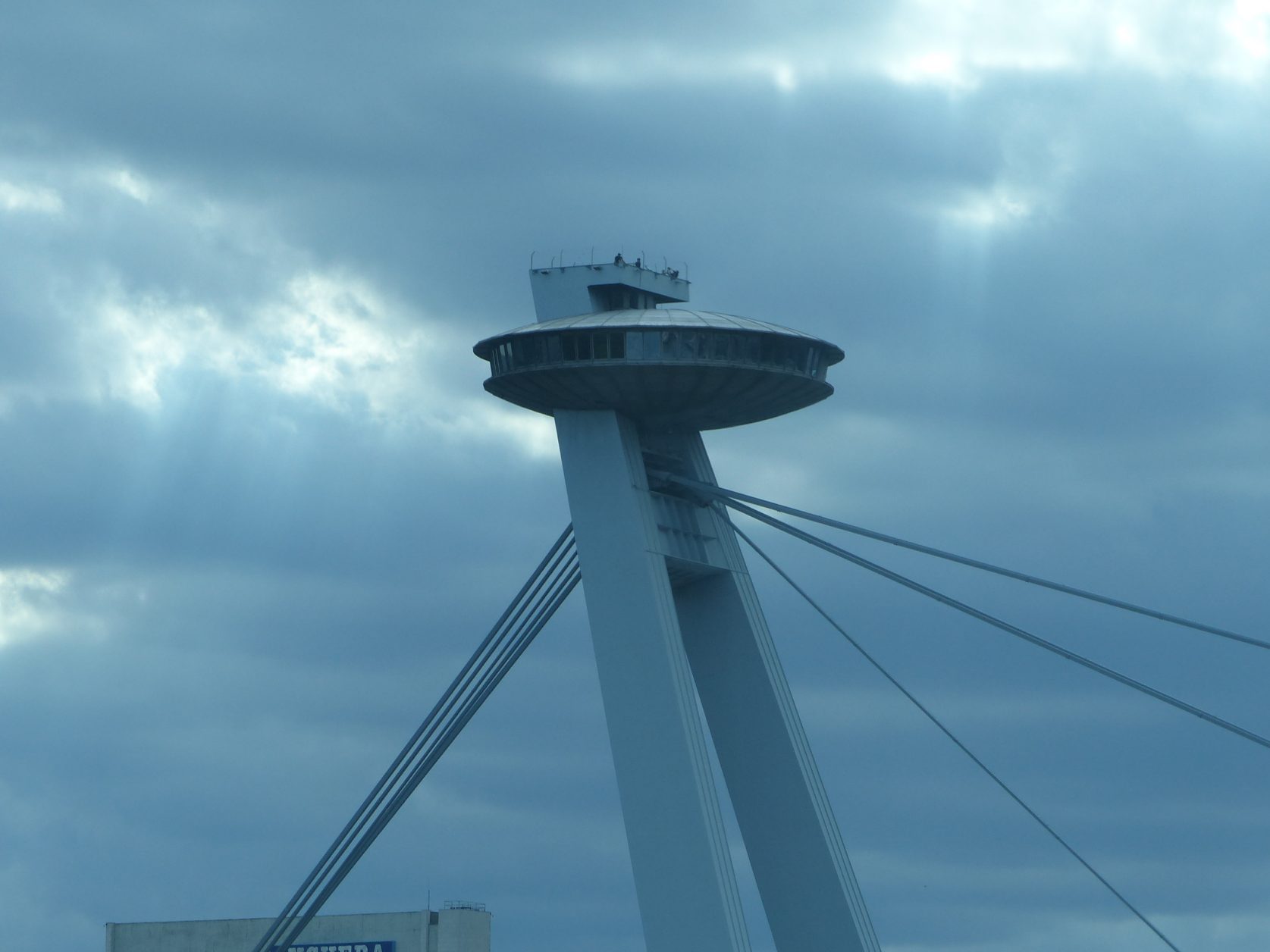 Der über der Donau ragende Aussichtsturm UFO ist eines der Attraktionen von Bratislava Foto: Weirauch.
