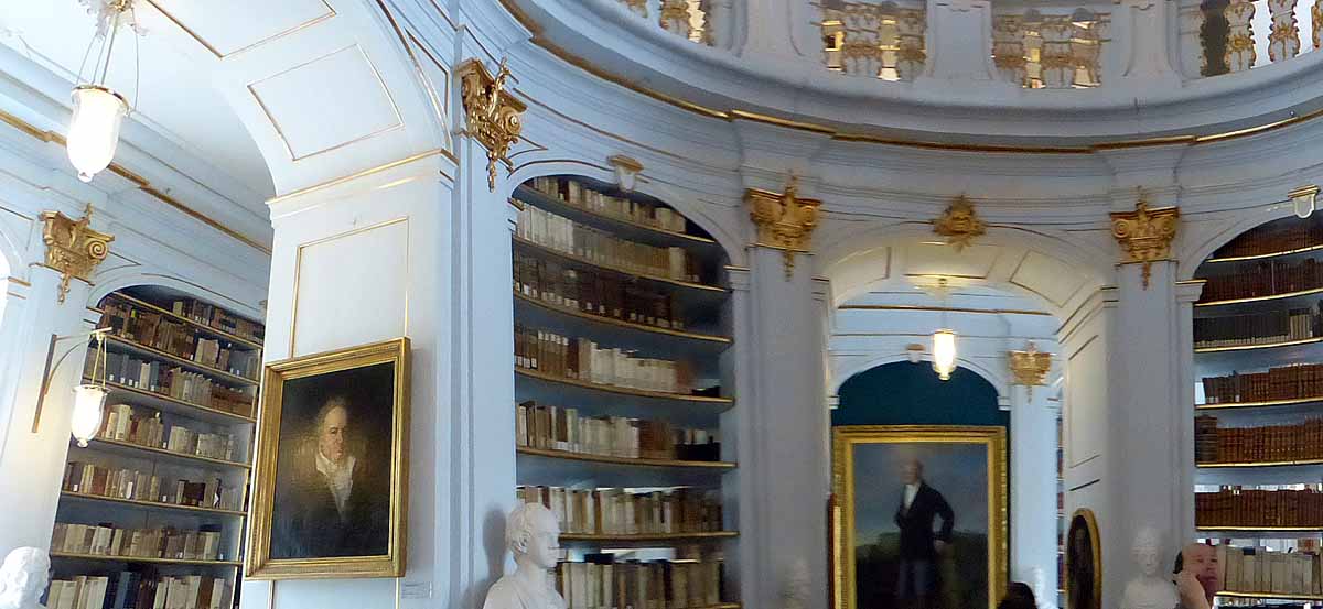 Blick in die berühmte Bibliothek Foto: Weirauch Panorama