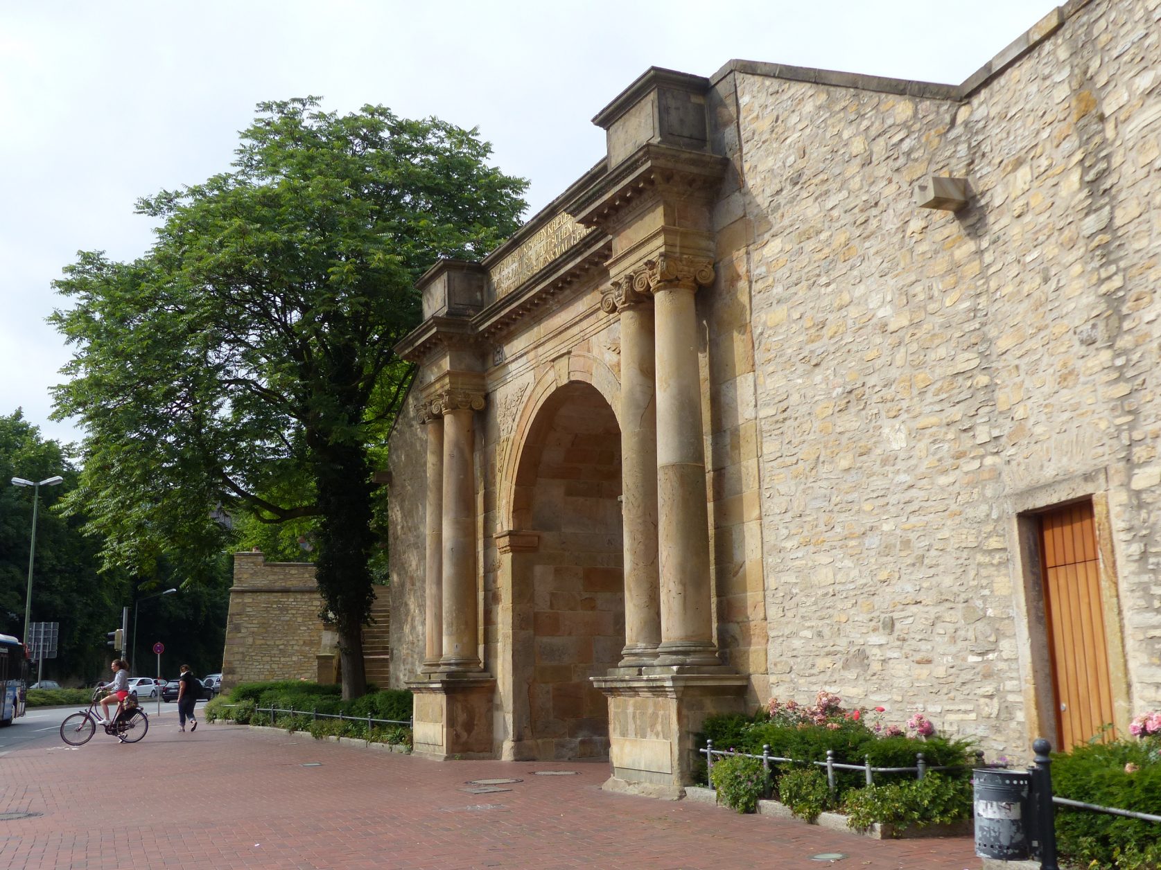 Das Waterloo-Tor ist ein Kriegerdenkmal in Osnabrück, das an die Schlacht bei Waterloo erinnert. Das Waterloo-Tor mit seinem umgebenden Bereich ist in Osnabrück als das Heger Tor bekannt, der Name „Waterloo-Tor“ wird lokal kaum benutzt. Wikipedia