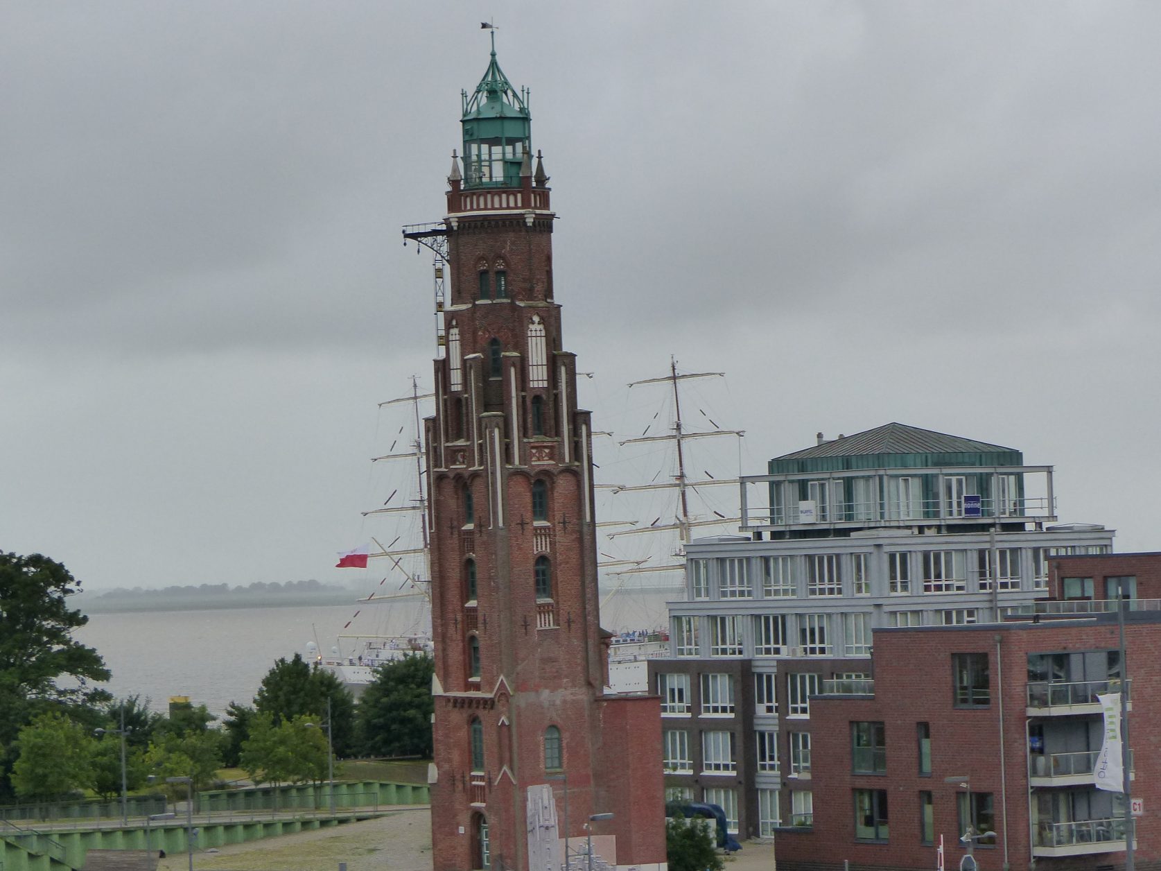 Ein Leuchtturm nähe eines Hafenbeckens. Blick auf den Simon-Loschen Leuchtturm bei der Schleuse Neuer Hafen gegenüber dem the liberty Foto: Weirauch