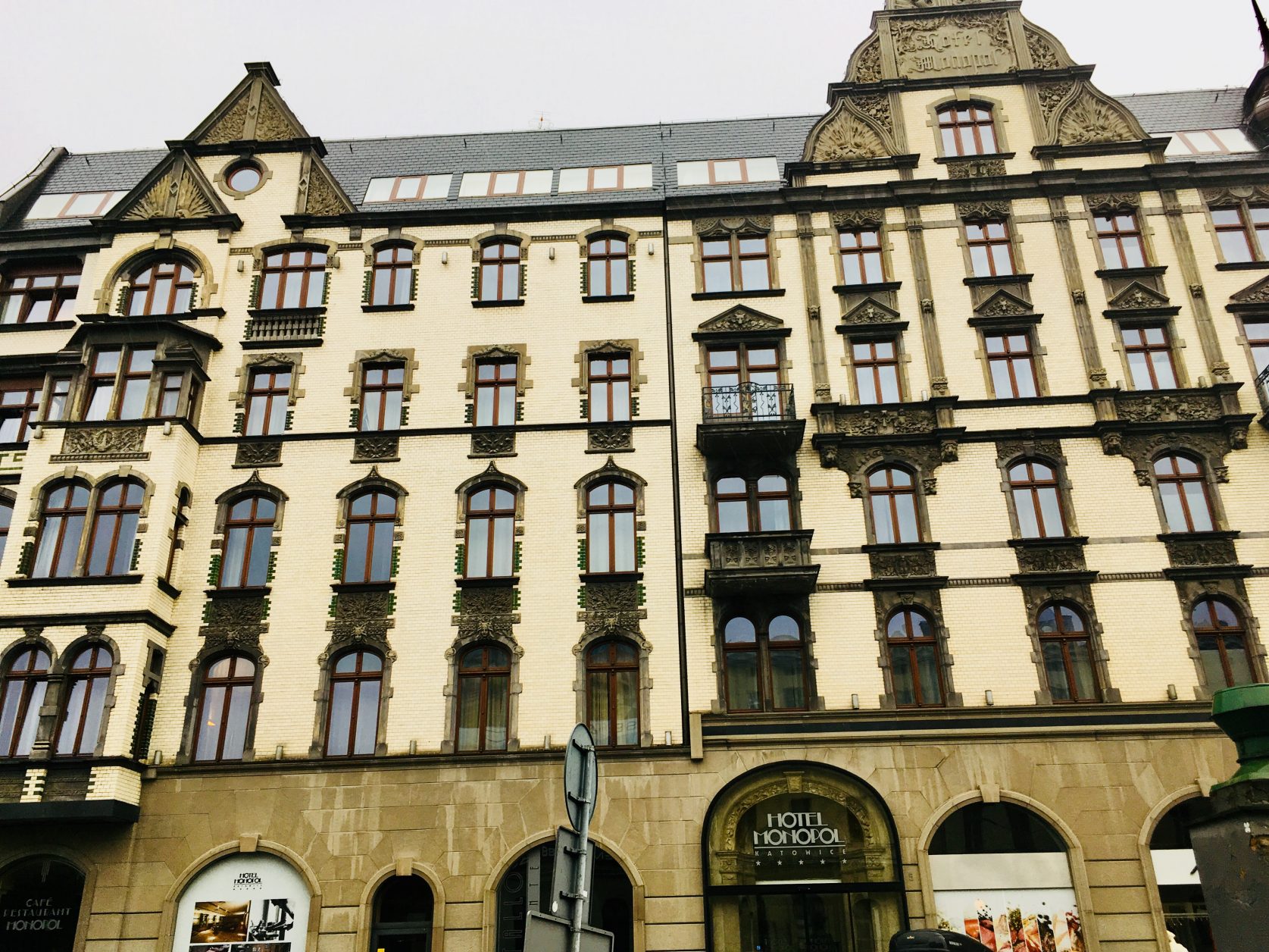 Blick auf die prächtige Fassade des Hotel Monopol in Katowice