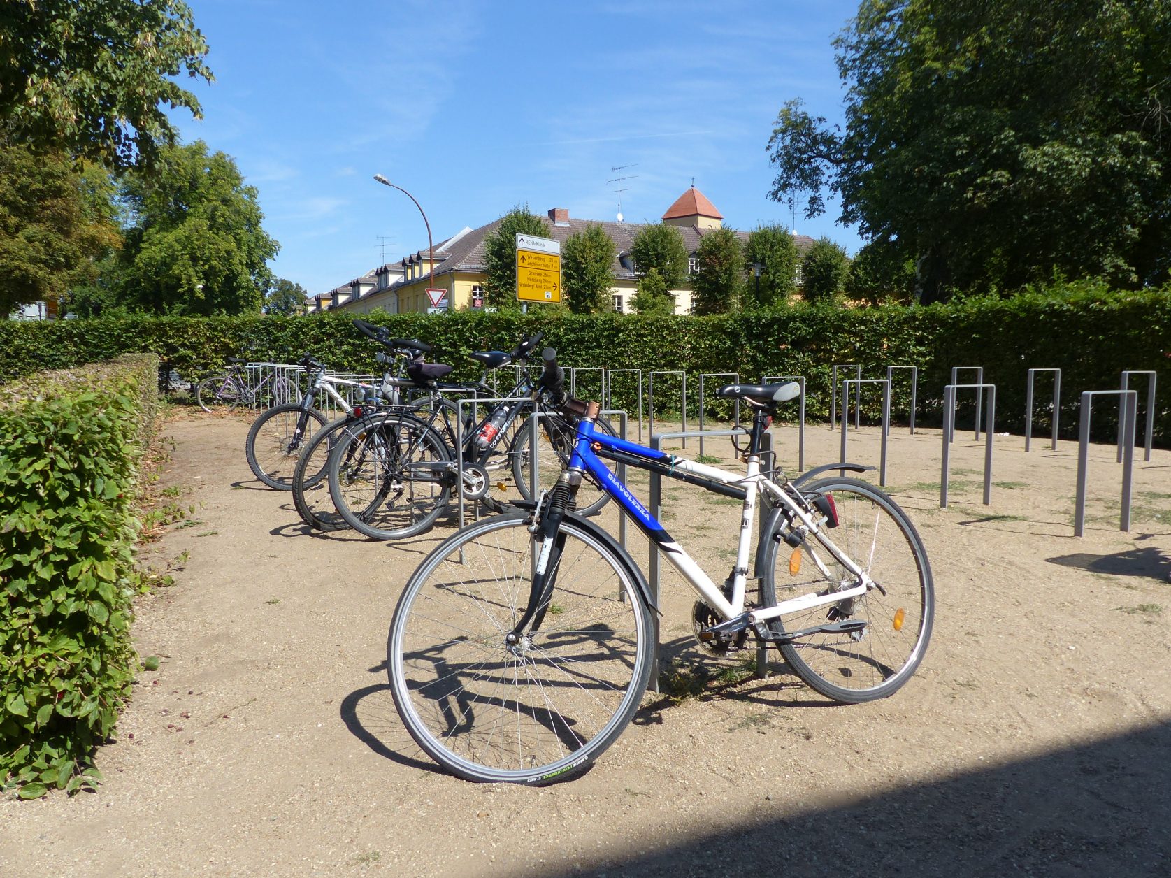 Vorbildliche Fahrradabstellanlage am Marstall in Rheinsberg, Foto: Weirauch