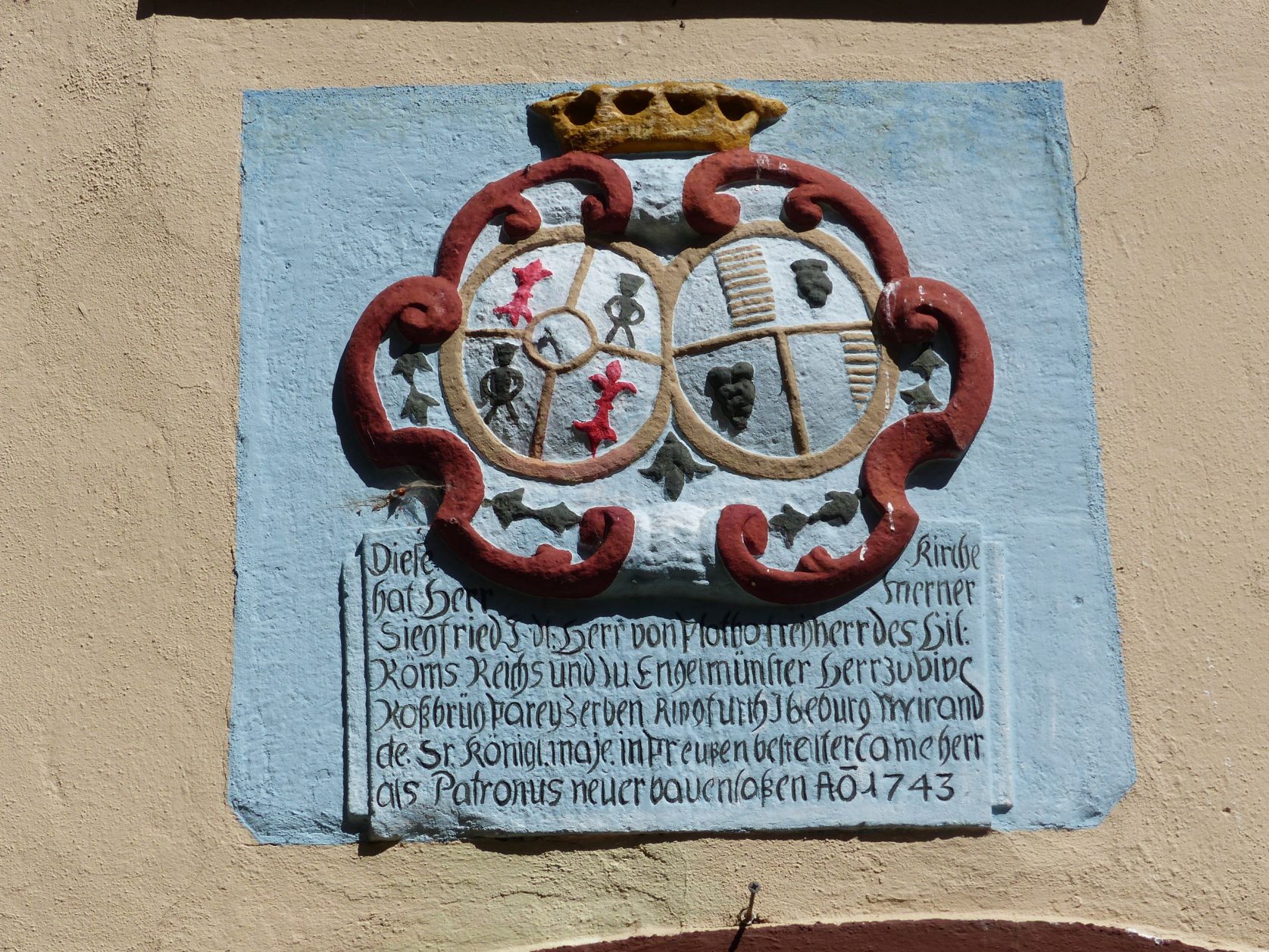 Das Wappen des alten märkischen Adelsgeschlechts derer von Plotho über dem Portal der Dorfkirche, Foto: K.Weirauch