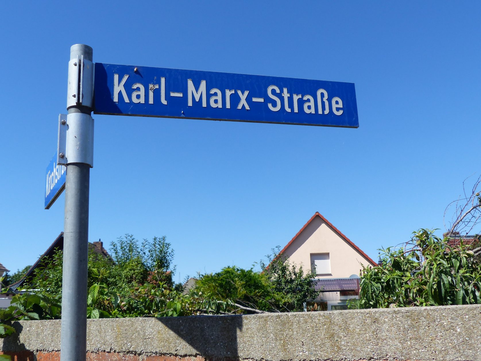 Die Hauptstraße des Ortes heißt Karl-Marx-Straße, Foto: Weirauch