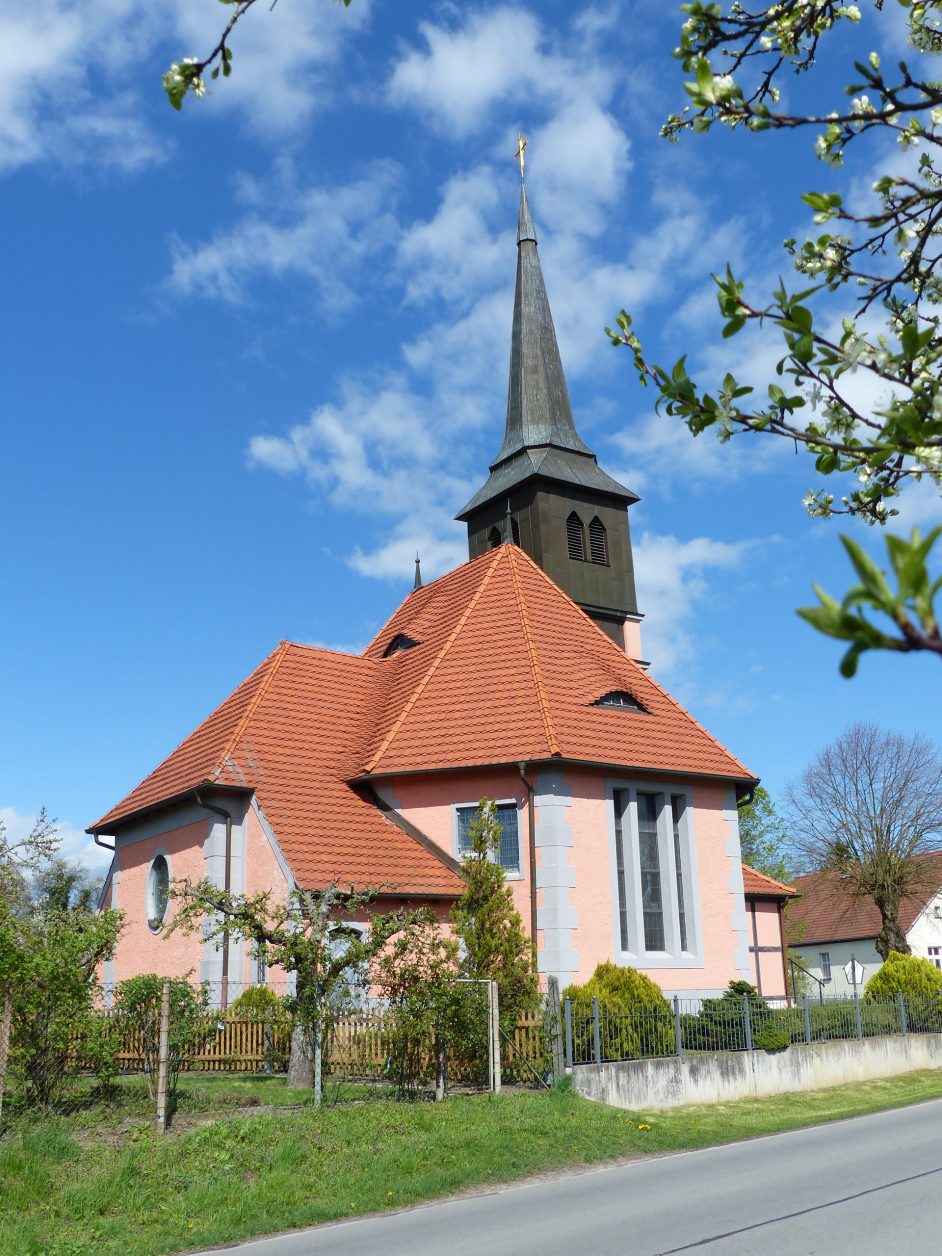 Blick auf die Dorfkirche von Bagow Storchenrwadweg