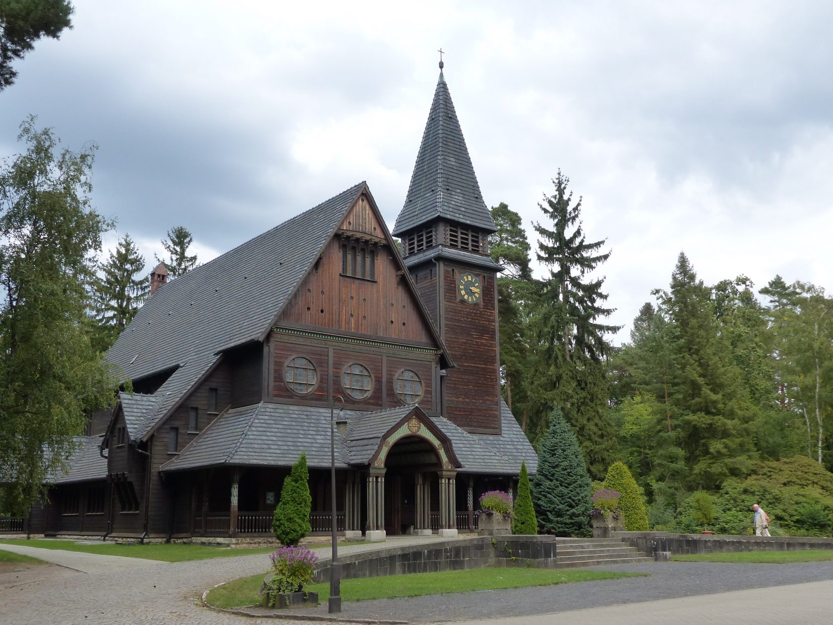 Im Stile norwegischer Holzkirchen, die Kapelle auf dem Stahnsdorfer Südwestkirchhof ©Weirauch