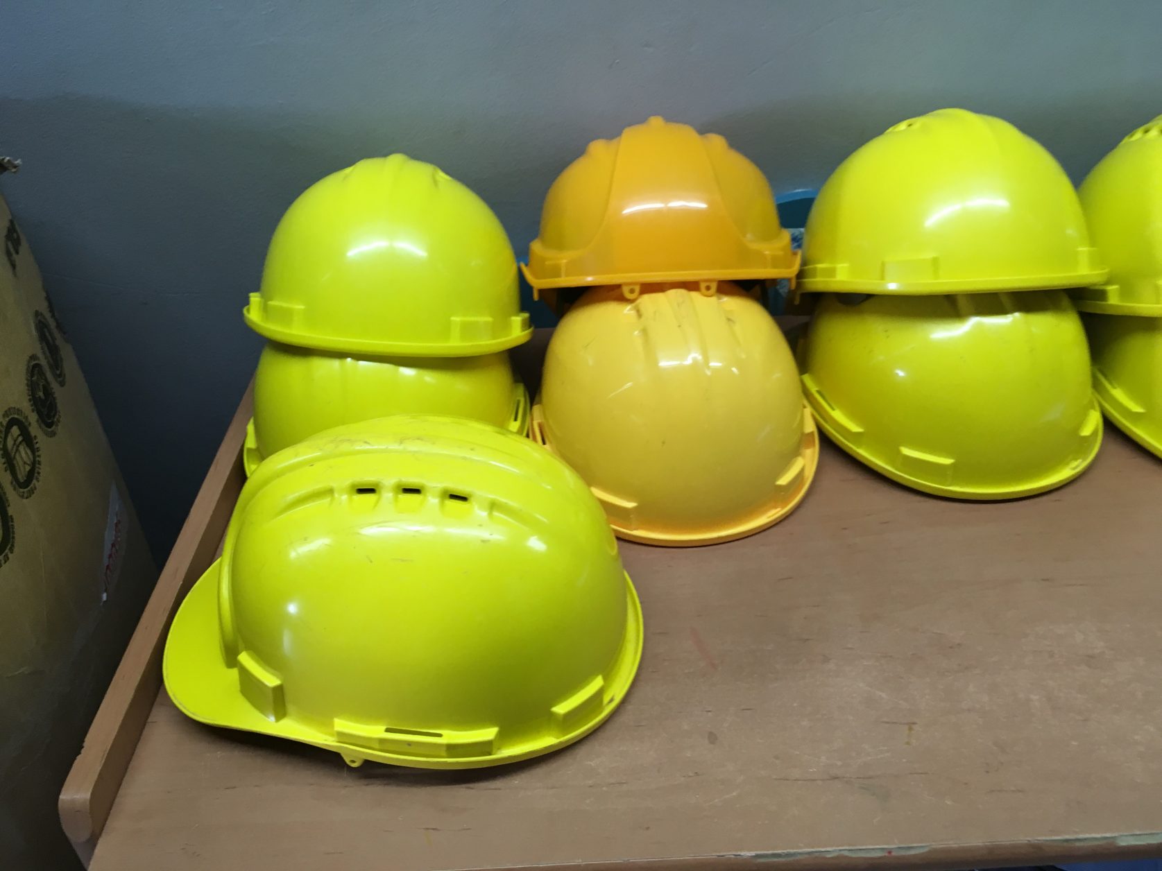 Vor jeder Grubenbefahrung muß jeder einen Helm aufsetzen, Foto: Weirauch