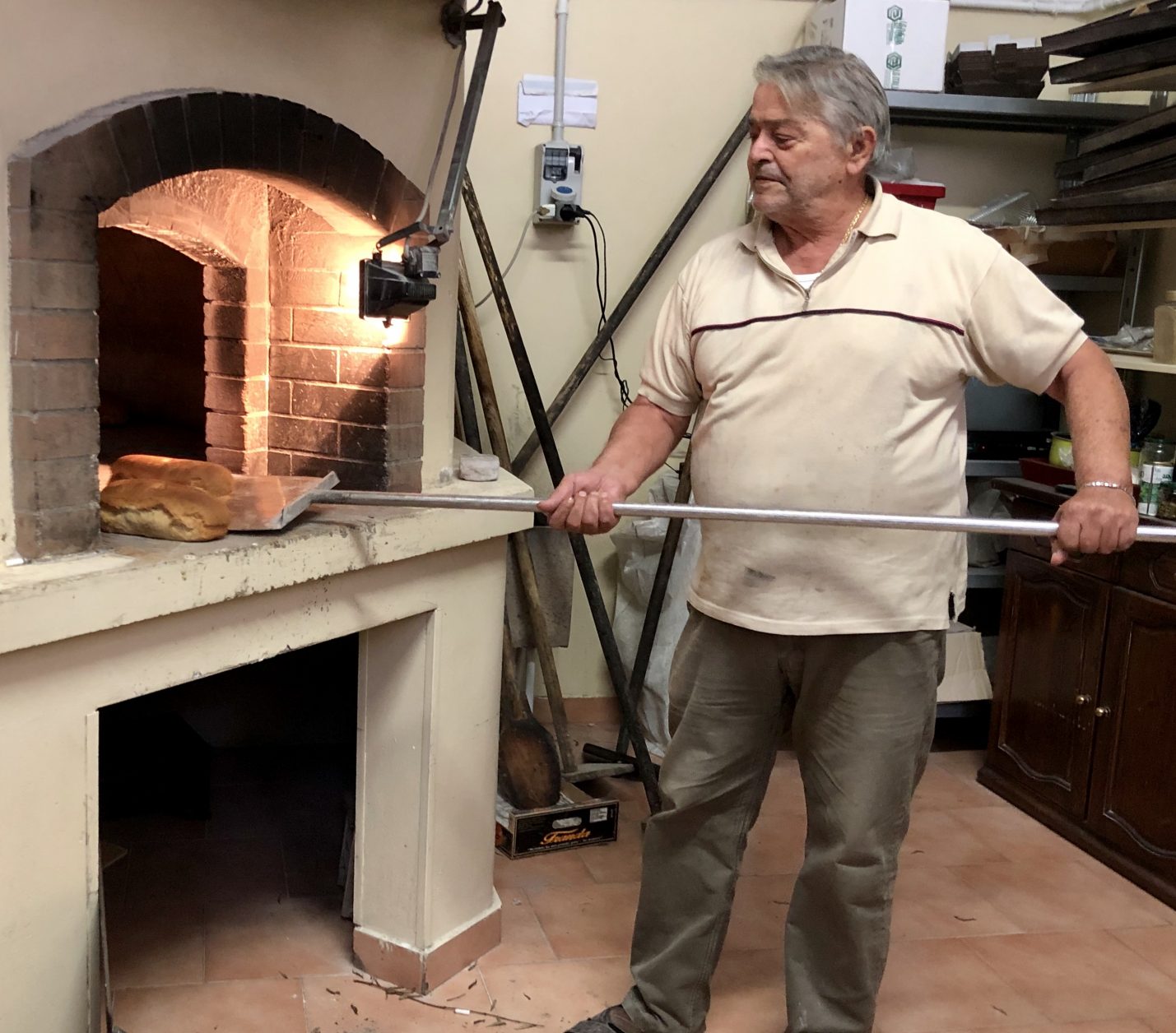 Heizt den Ofen mit getrocknetem Olivenreissig: Marco Imbriani von Panifico Biscottificio