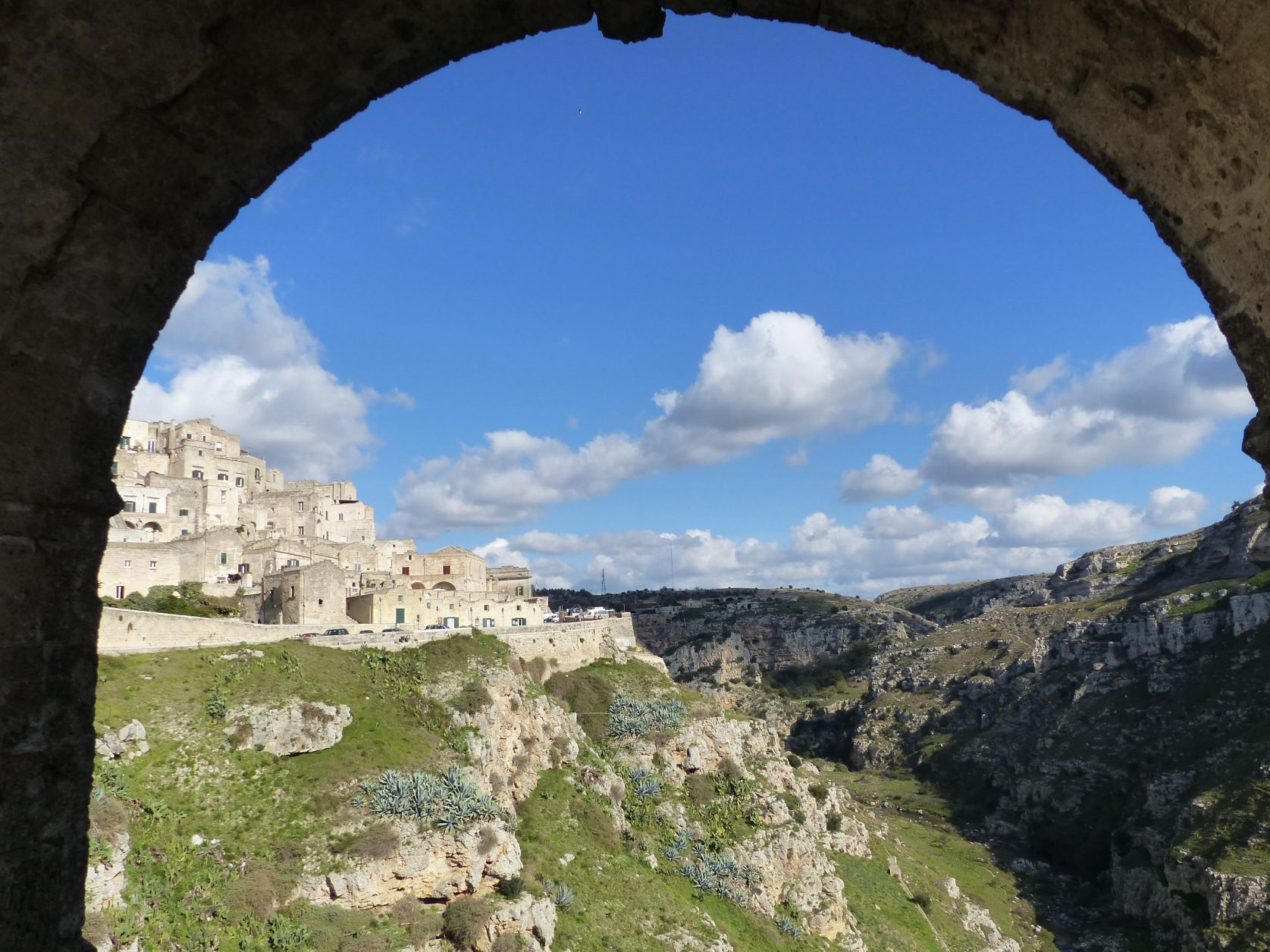 Blick auf die Höhlenwohnungen und die Schlucht von Matera, Foto: Weirauch