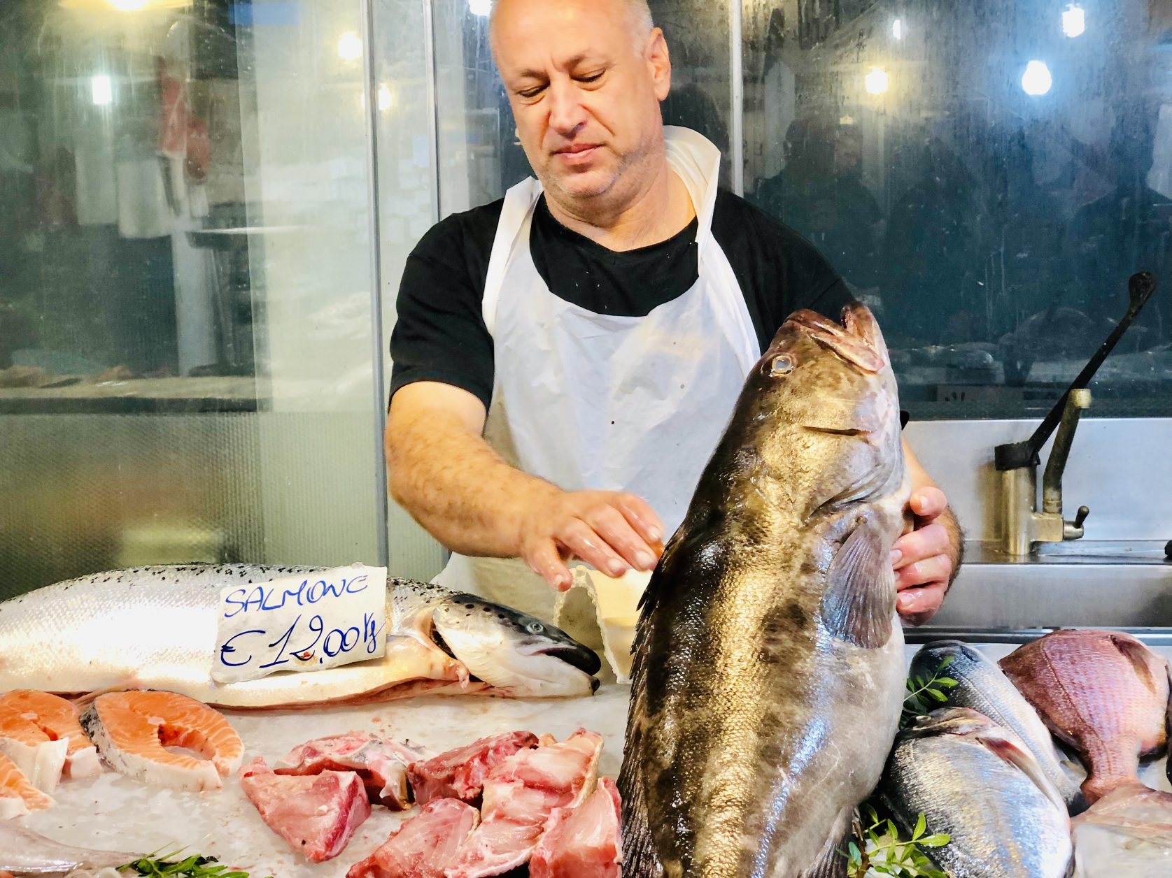Fisch kommt in Apulien frisch vom Fischmarkt