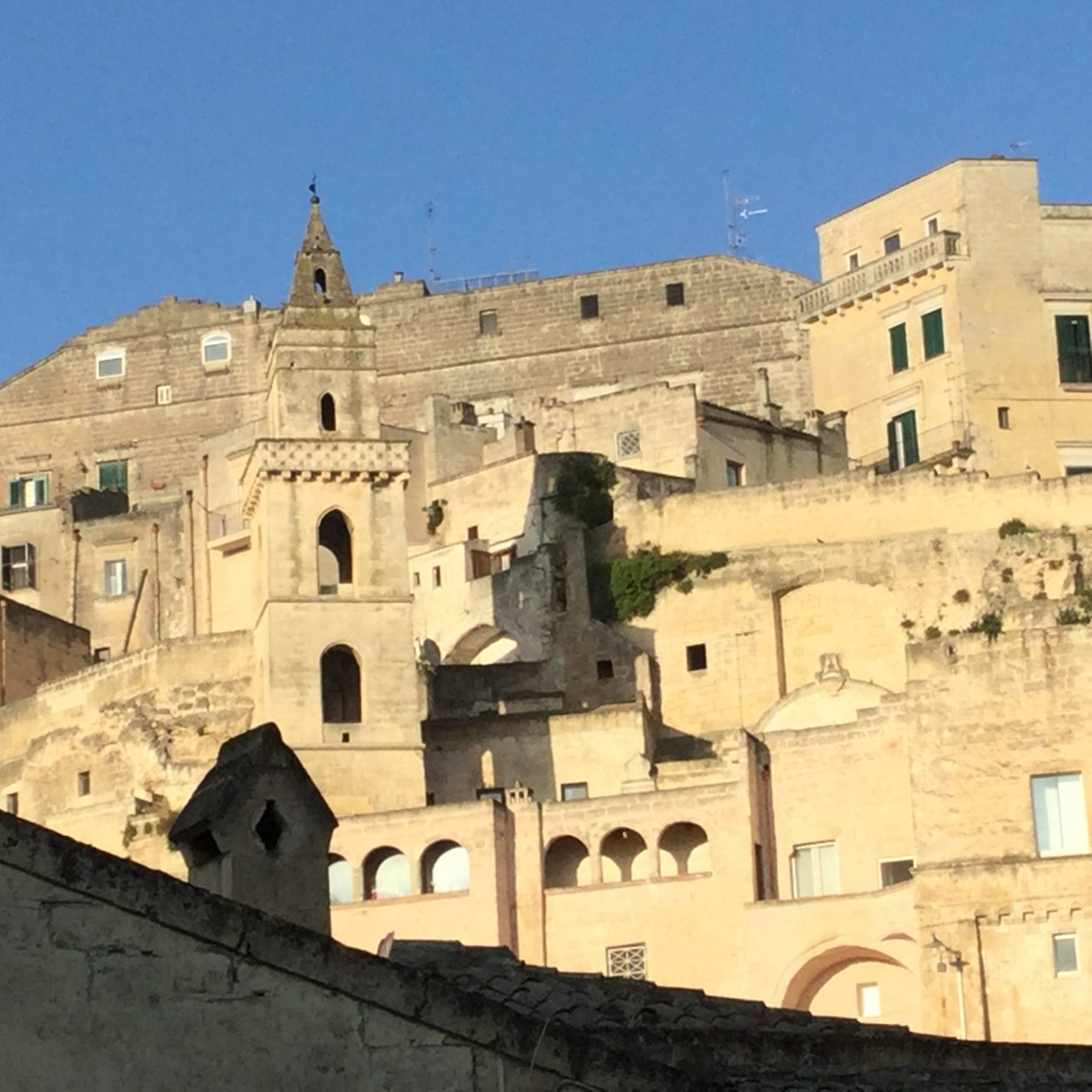 Bekannt ist Matera für seine Altstadt, die zu einem erheblichen Teil aus Höhlensiedlungen, den Sassi, besteht.