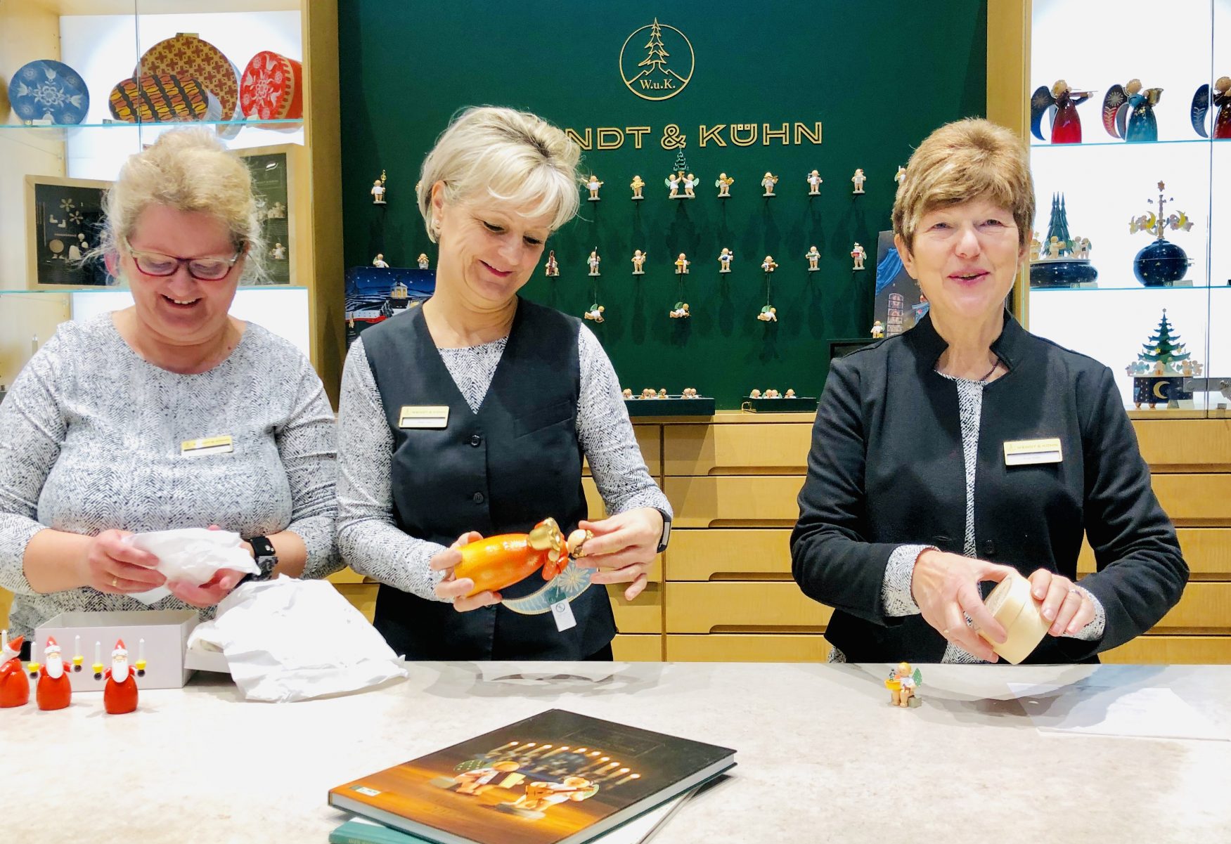 In der Seiffener Wendt & Kühn Figurenwelt werden die Kunden kompetent beraten, Foto: Weirauch