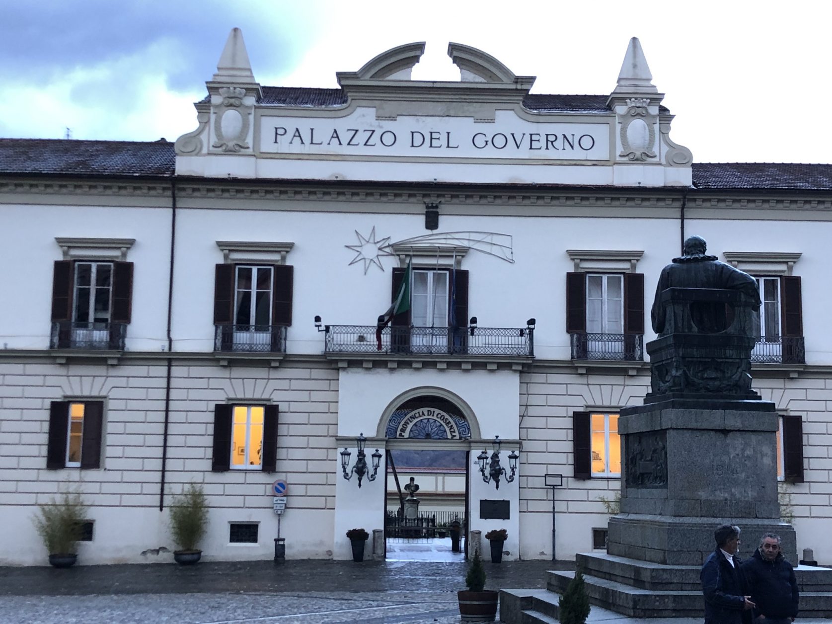 Gegenüber vom Theater befindet sich der Sitz des Gouverneurs