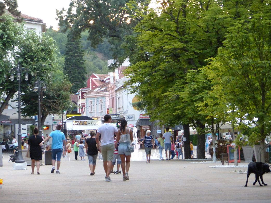 Lebendig geht es auf der Promenade von Vrnjacka Banja zu