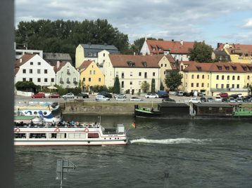 Ein Schiff auf dem Weg zur Strudel- und Brückenfahrt Foto: Weirauch