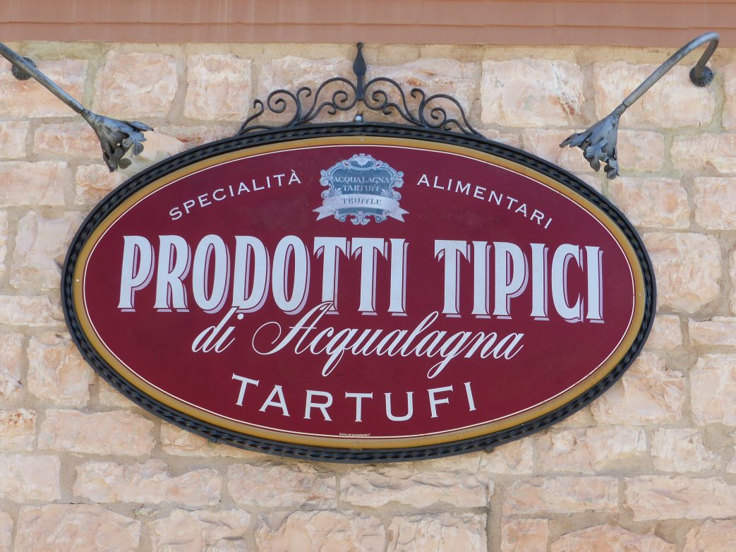 Acqualaguna nennt sich auch Hauptstadt des Trüffels, Es gibt neben einem tollen Trüffelmuseum auch Restaurants, in denn natürlich Trüffel auf der Speisekarte stehen.