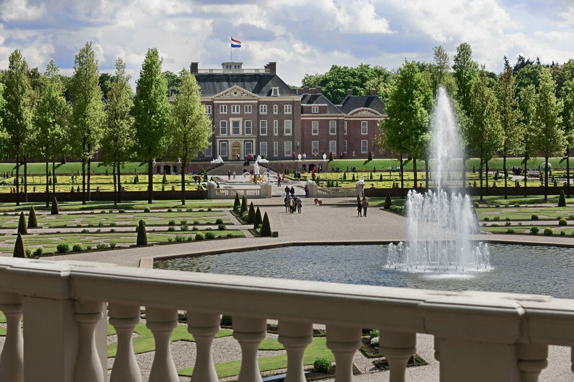 Palast, Garten mit Brunnen, Foto Hesmerg, Quelle Paleis Het Loo