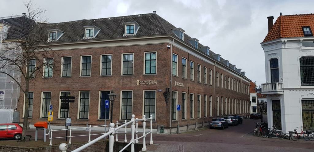 Das Rijksmuseum van Oudheden an der Rapenburg, der bekanntesten Gracht in Leiden