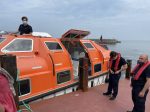 Tenderboot legt im Hafen auf Helgoland an