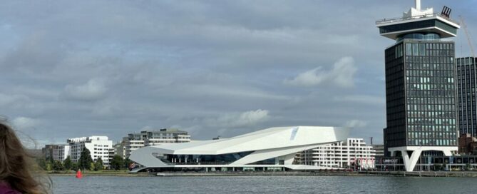 Blick auf das EYE Film Instituut Nederland in Amsterdam, dahinter das Hochhaus mit den Schaukeln. Foto: Weirauch