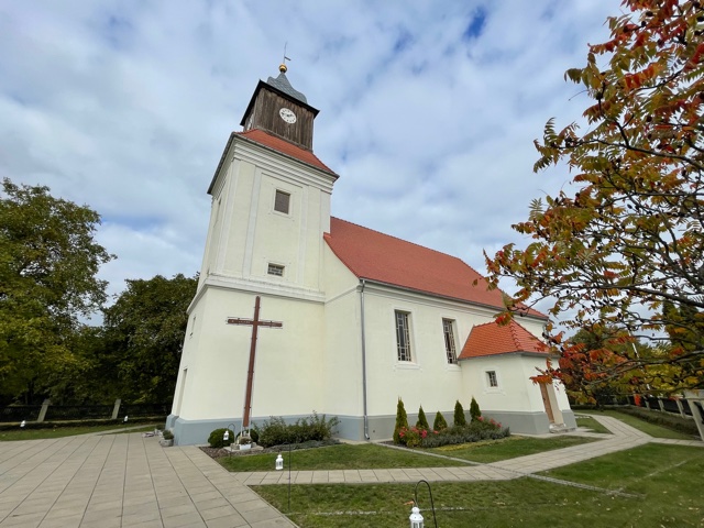 Die kleine Dorfkirche kann man besuchen