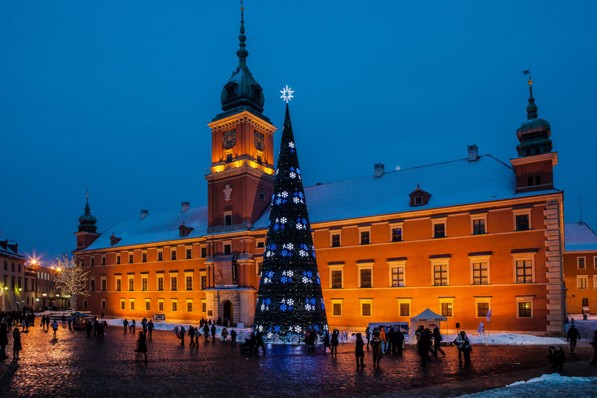 Weihnachtsschmuck vor dem Warschauer Schloss. Foto: Polnisches Fremdenverkehrsamt
