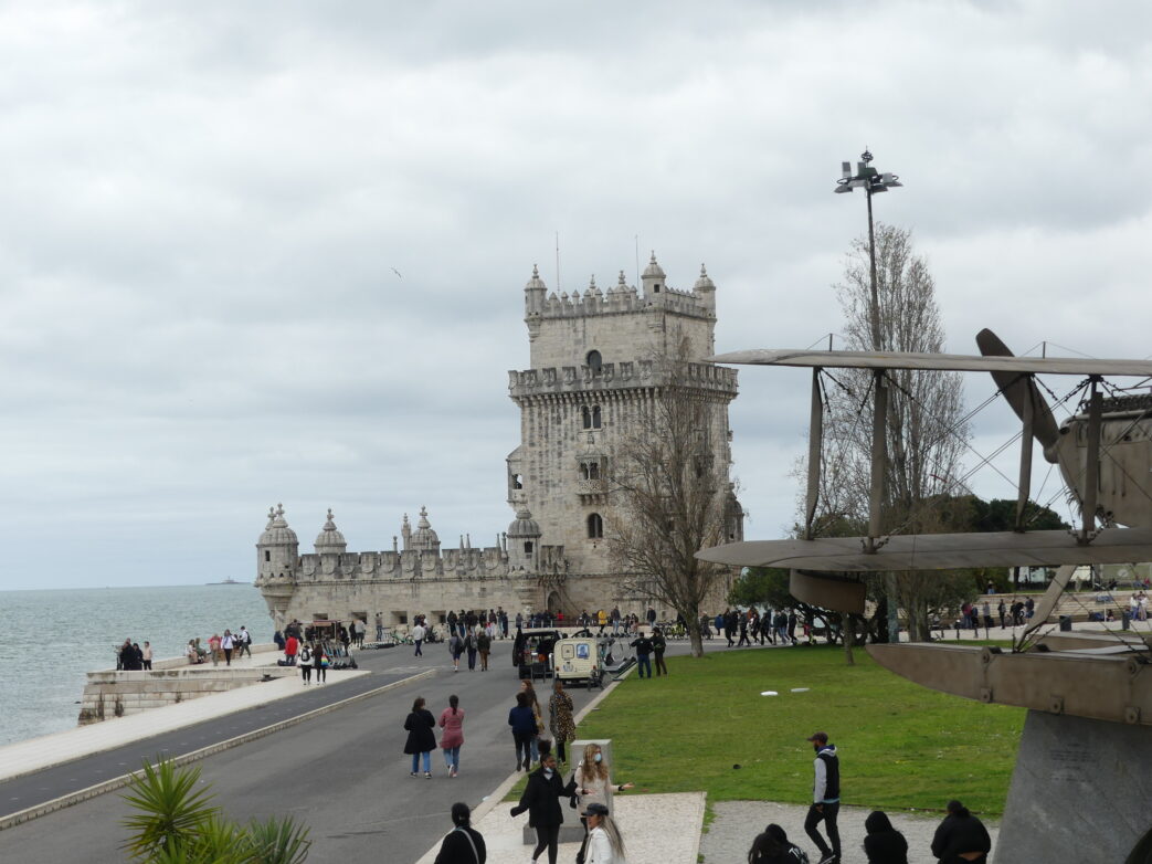 Der Torre de Belém (deutsch Turm von Belém) im Stadtteil Belém an der Tejomündung ist eines der bekanntesten Wahrzeichen Lissabons.