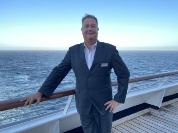 Kreuzfahrtdirektor Konstantin Patschke wird mit seinem Kollegen Schiller die Weltreise begleiten