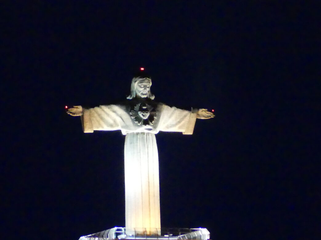 Die Christusstatue ist 28 m hoch und damit die siebthöchste Christusstatue der Welt.