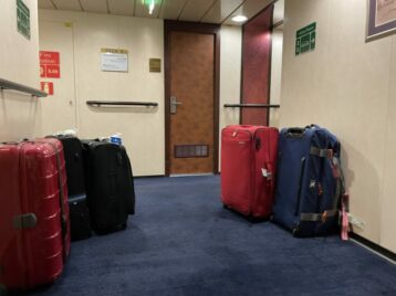 alle Koffer stehen bereit zum Abtransport