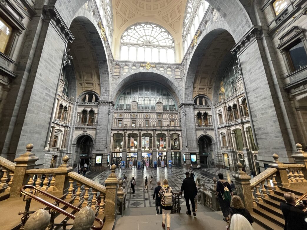 Wegen der dominierenden Kuppel (75 m hoch) wird das Gebäude im Volksmund Spoorwegkathedraal (= Eisenbahnkathedrale) genannt.