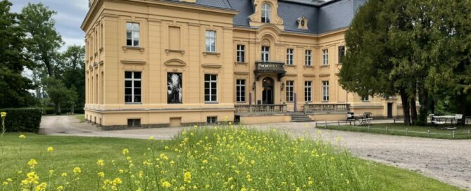 Schloss Altranft mit Blühstreifen