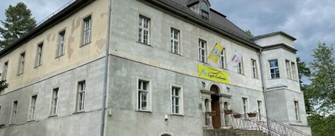 Im Schloss hat die Vereinigung der Riesengebirgsgemeinden (Związku Gmin Karkonoskich) ihren Sitz.