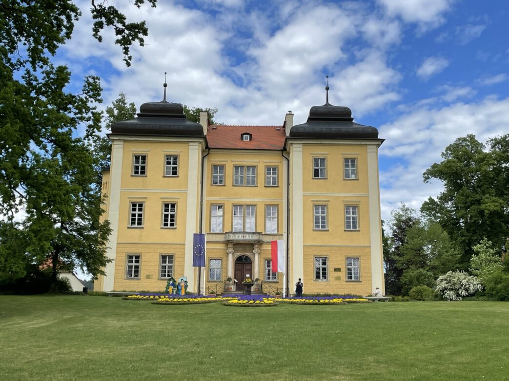 Partie am Schloss Lomnitz im Hirschberger