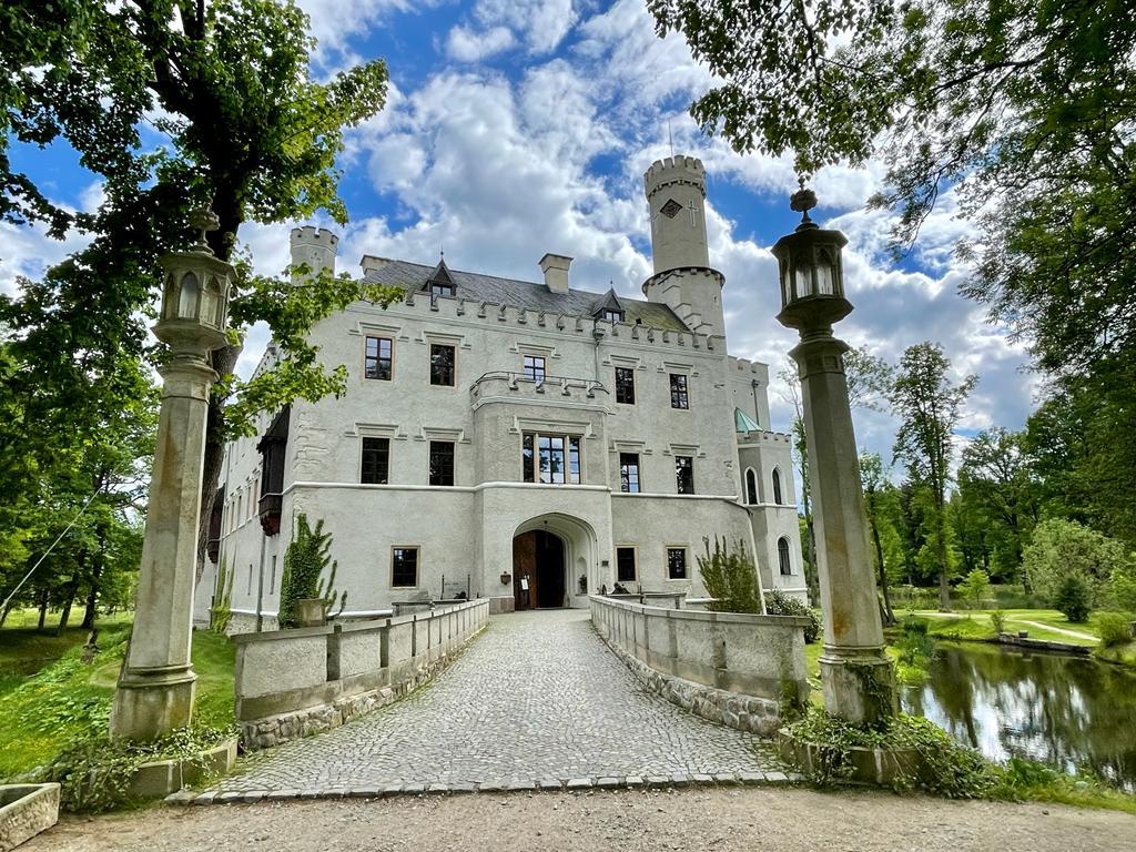 Blick auf Schloss Fischbach/Karnicki