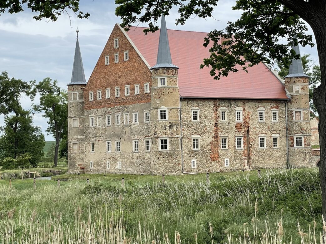 Wasserschloss Peterwitz (polnisch Zamek w Piotrowicach Świdnickich) in der Nähe von Gruszow,
